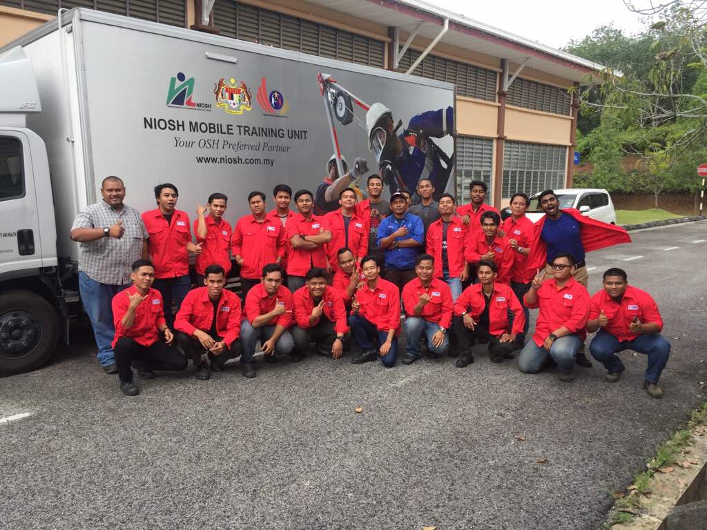 EllAsyraf's tweet photo. #kawanpakailama #aswelder #confinedspace #niosh #petronas #carigali #oilngas #rapidPengerang #jb https://t.co/t8z0ZzRE2y