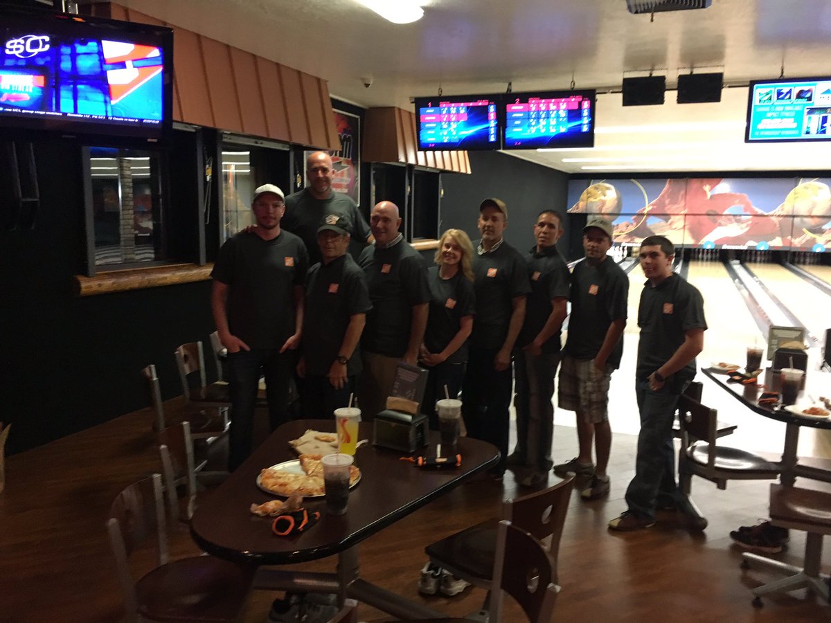 WingetRyan4422's tweet photo. great time bowling with our awesome freight team!  Food, fun, and some good old fashioned recognition!  Thanks for all you do! #readysetdone https://t.co/GXZ37OET4s