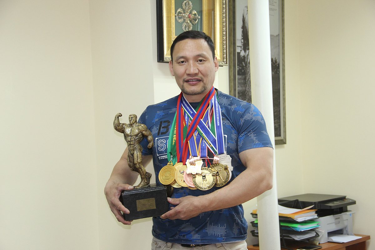 МОНГОЛЫН МИСТЕР Д.МӨНХ-ЭРДЭНЭ: САРЫН ДОТОР Л ЖИНГЭЭ ХАСНА ГЭДЭГ БУРУУ БОДЛООСОО САЛАХ ХЭРЭГТЭЙ tusgal.mn/mongoliin-mist…