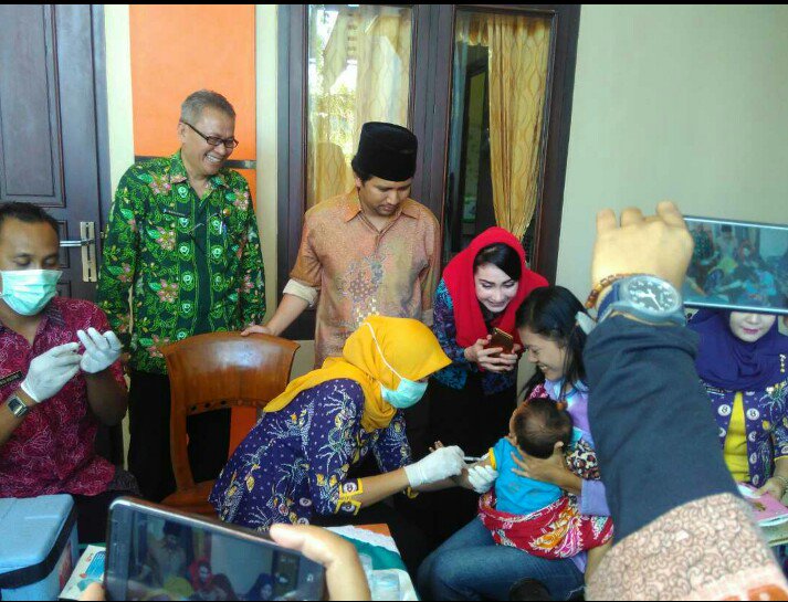 Kompak: bp Bupati beserta ibu Ket. PKK Trenggalek Blusuan monitoring Imunisasi MR di Posy Gading1 ds.Karanggandu Kec. Watulimo <a href="/kmngenerasi/">GenerasiSehatCerdas</a>