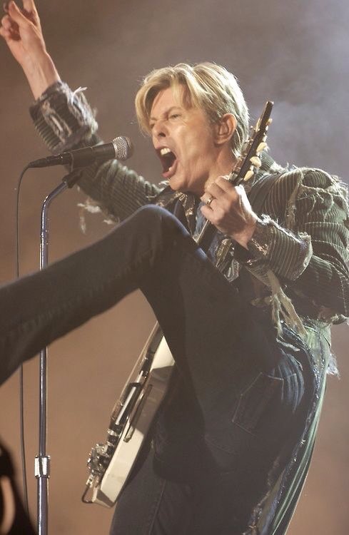 lowder_e's tweet image. David kicking that rock n roll🎶🎸❤️🌟@Jonnythealien2 @Loobydoobs @sirenrahrah @naerla @MissParker0106 @BlackstarCorne1 @lauraluzi2