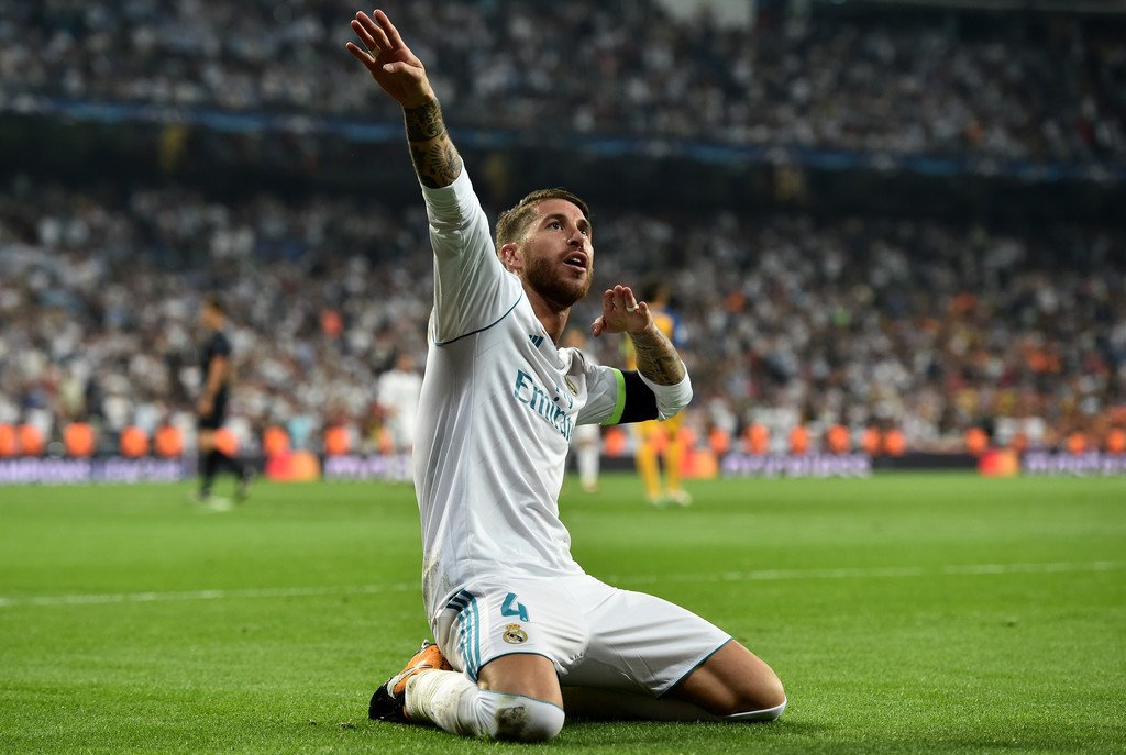 Sergio Ramos merayakan gol saltonya ke gawang APOEL.

#HalaMadrid