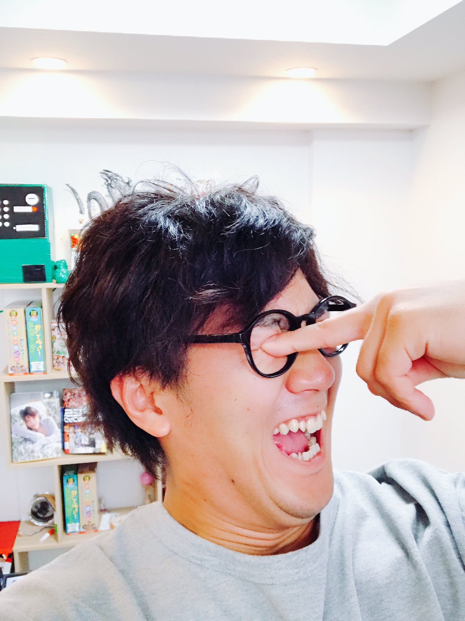 よっち ボンボンtv 度無しメガネで撮影本気出す T Co 6rhnizfgxm Twitter