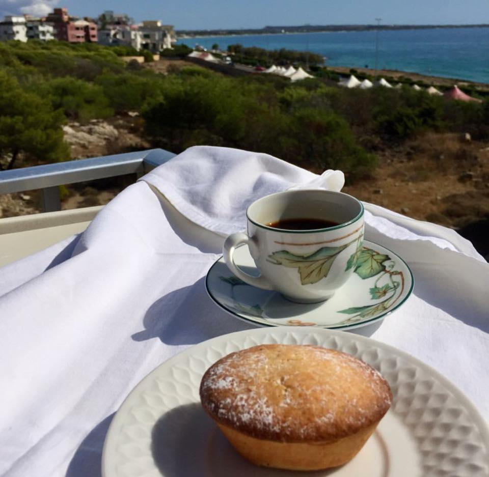 viaggiarepuglia's tweet photo. Caffè e pasticciotto guardando il mare ☕️ 🌊 
Cosa ne pensate di questo inizio di giornata? 😊💪
#WeAreinPuglia

📷 IG @ fedechicca234 https://t.co/OfLOQEnvb9
