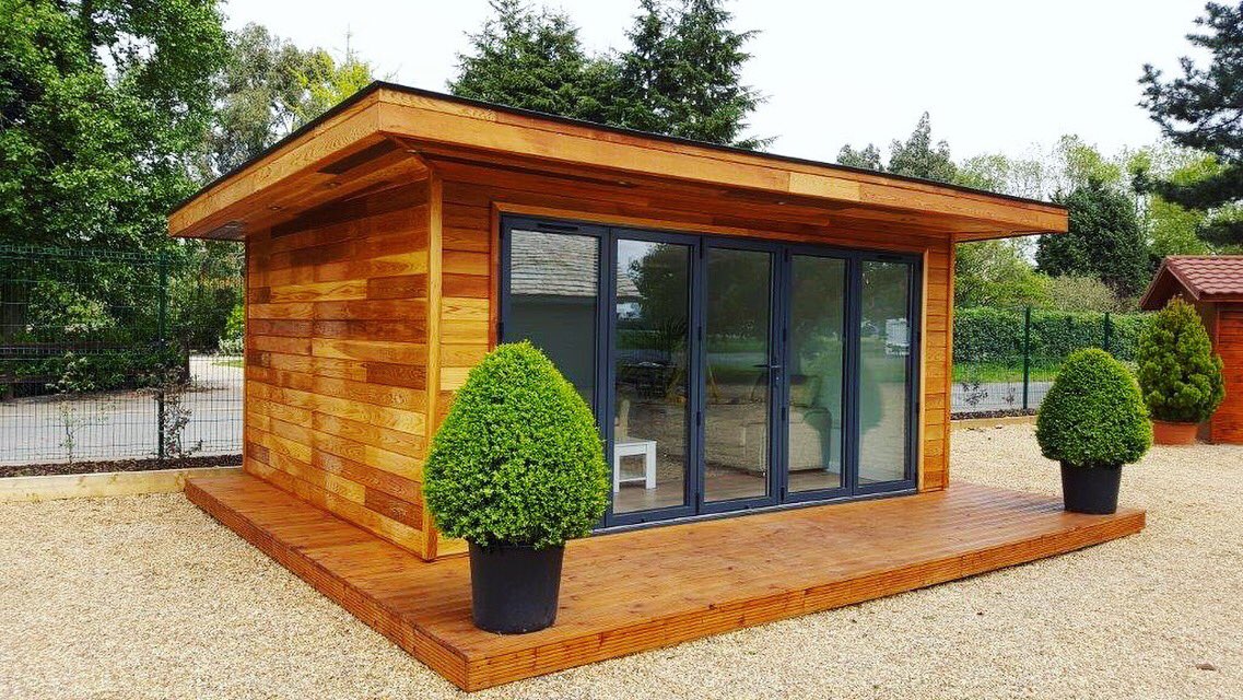 JE_Designs_net's tweet photo. Stunning garden office, with central bifolding doors &amp; gorgeous roof overhang. Creating extra space while keeping the outdoor area beautiful https://t.co/gVjbJuyB35