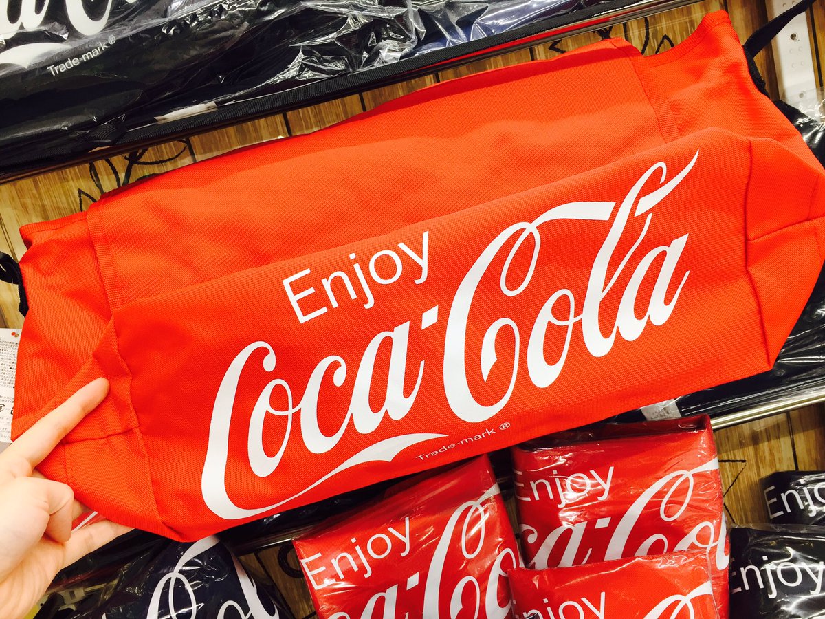 タイトーステーション立川北口 24時まで営業中 Twitterren 2f プライズ コカ コーラ メッセンジャーバッグ登場 大きめなので容量もたっぷり そしてロゴは底面なのでさりげないおしゃれ感となっております レッド ブラック ネイビーの全3色