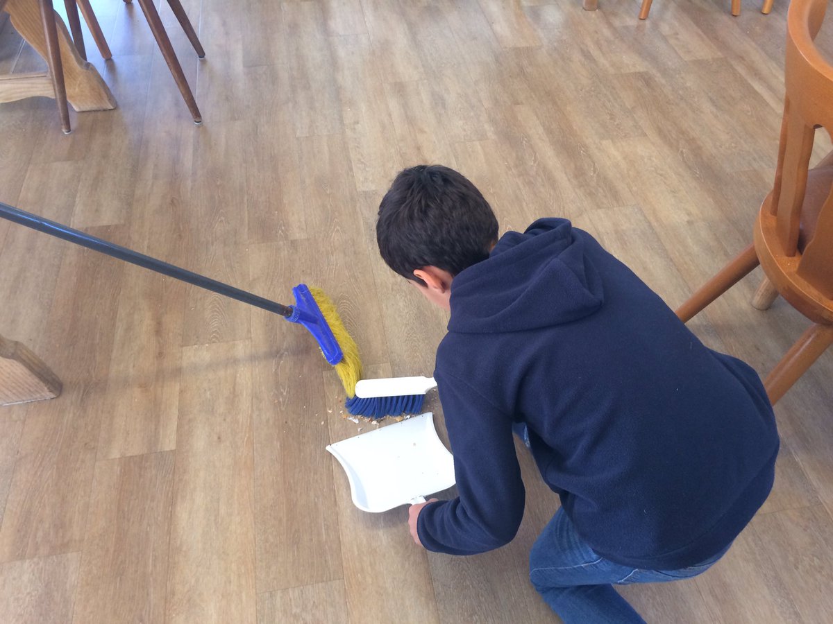 5MCclass's tweet photo. Cleaning up after breakfast, the children are really taking responsibility for helping. #BISPYP #G4G5CC https://t.co/kfUC7gFpeQ
