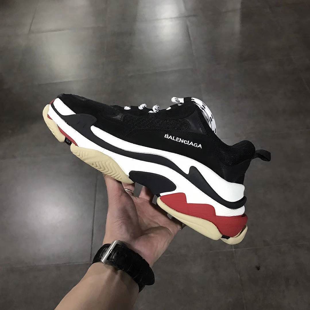 wubnan's tweet photo. Best thing 🤣🤣🤣 #balenciaga https://t.co/XnFPy3yPuz