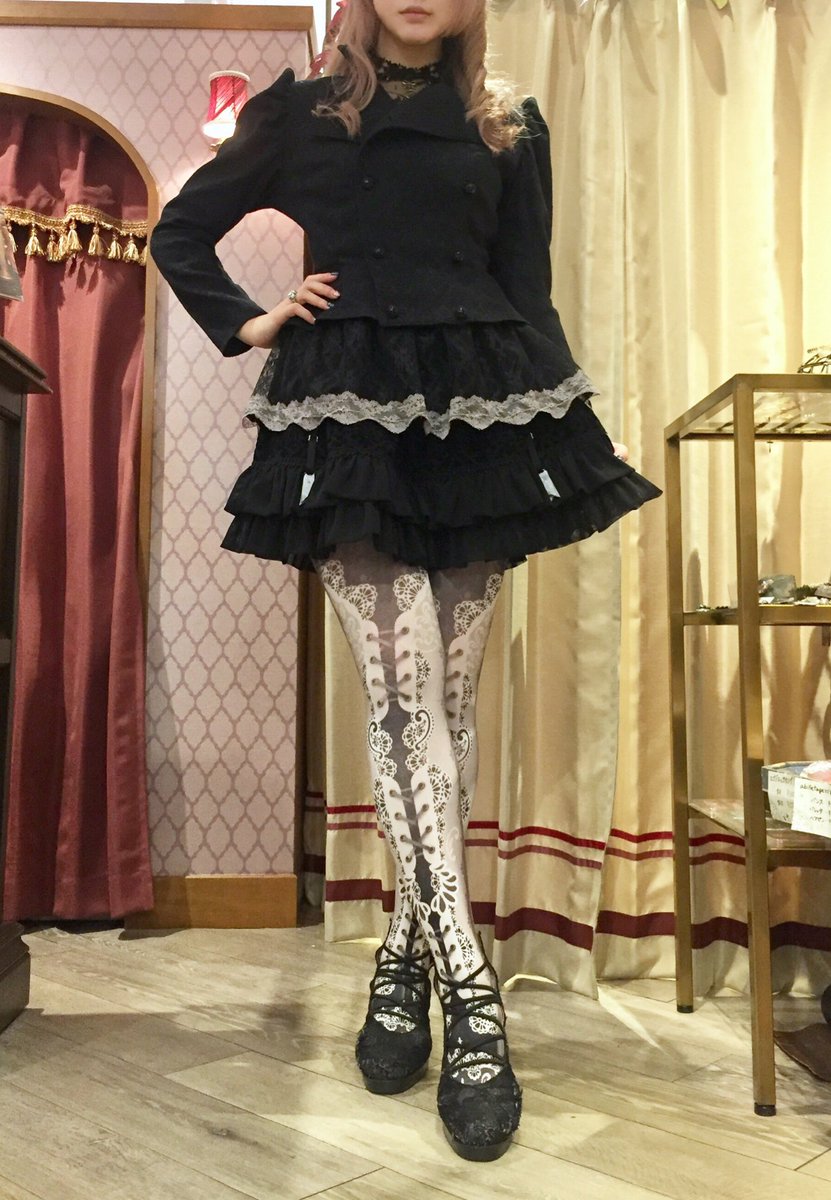 アビエタージュ ラフォーレ原宿店 Twitter પર コーディネート紹介 Vimoqueのジャケットにmilhae のガーターベルト で遊びを効かせ 正面からは可愛らしく バックスタイルはシックなお嬢様風コーデ ヴィクトリアンジャケット ダブル レイヤードガーター