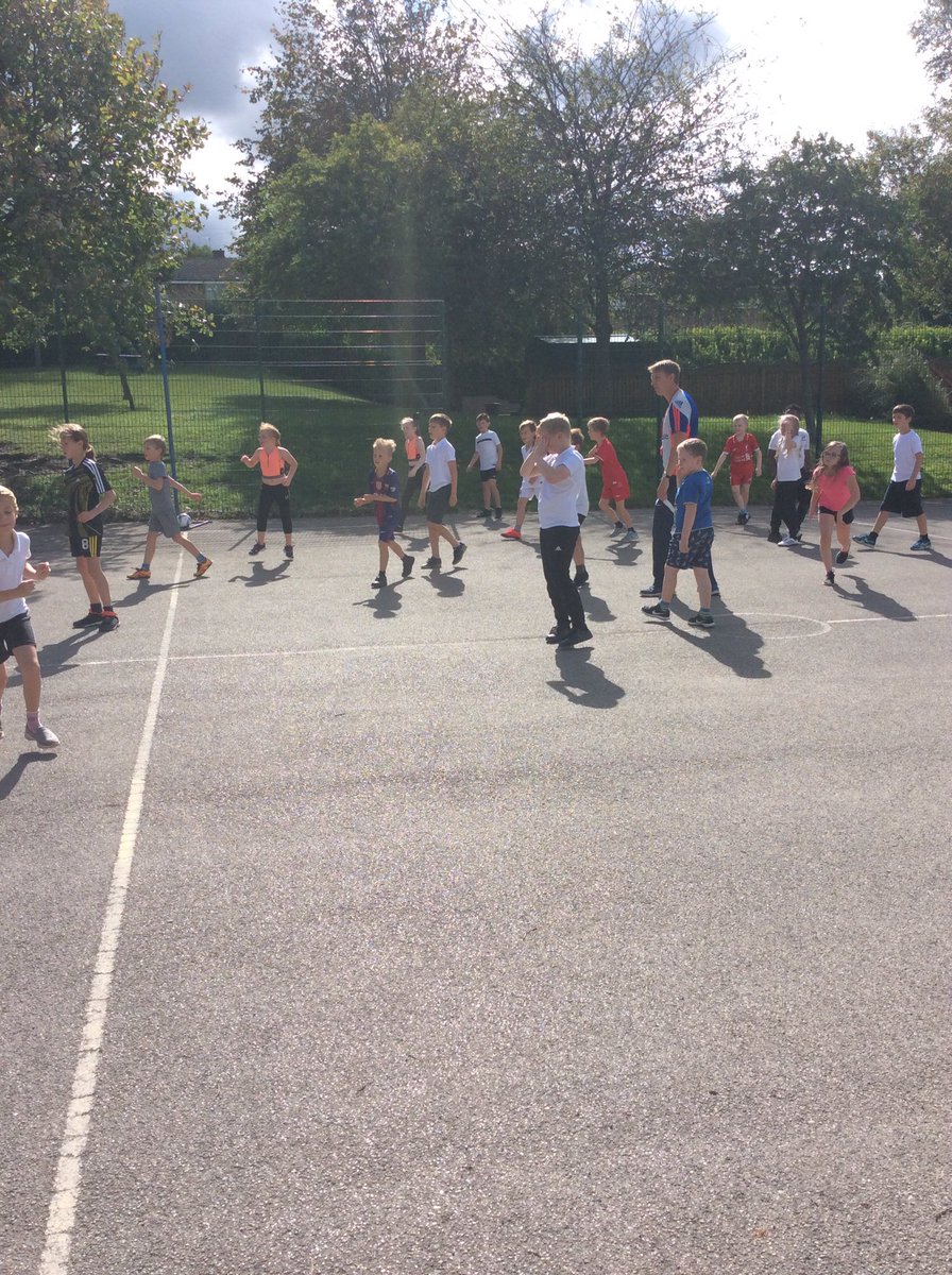 WooldaleJ4M's tweet photo. Playing a bit of hand hockey with Alex today 🎾 #wooldale #pe https://t.co/7bqpwYSTND