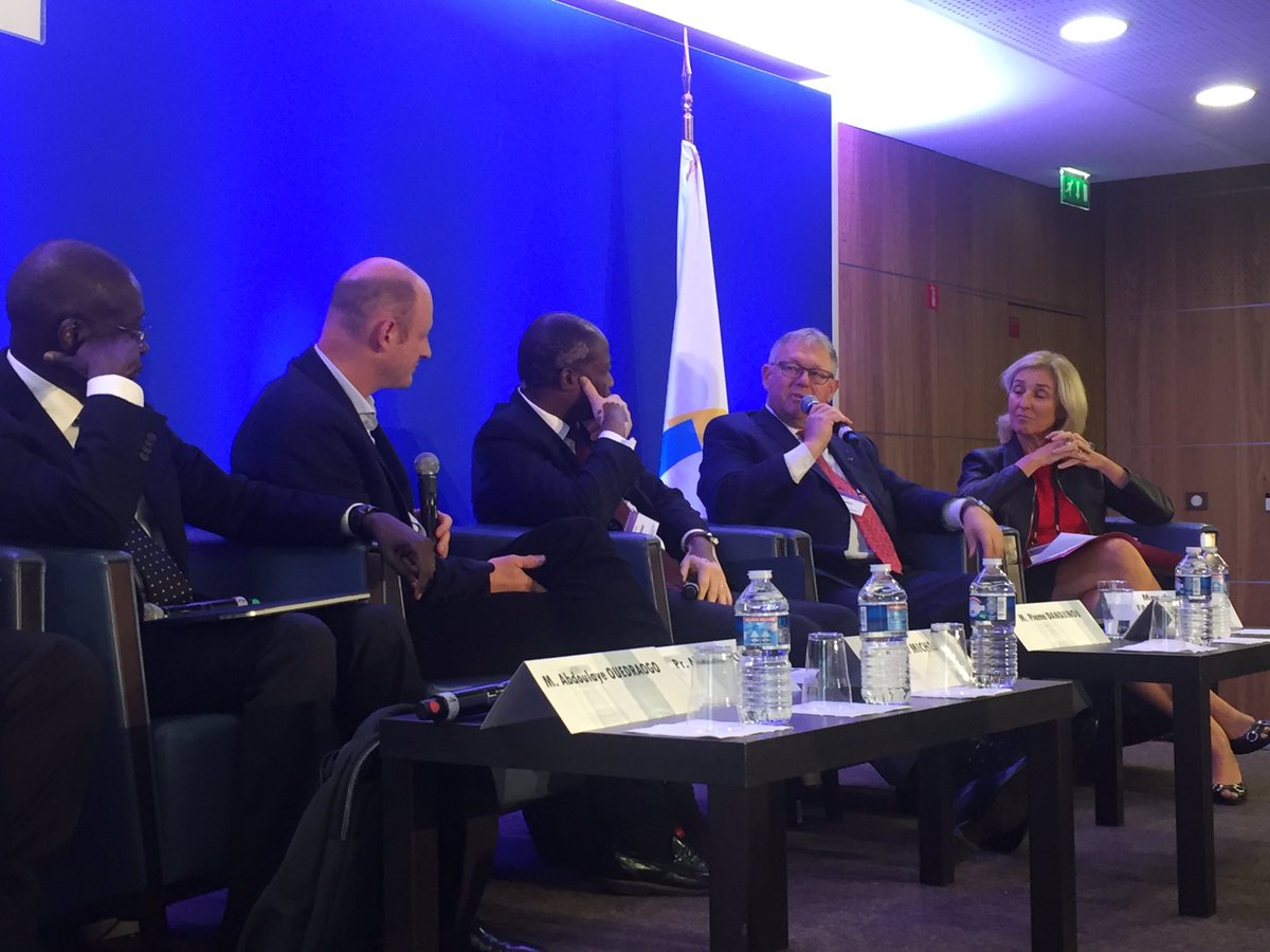 PresidenceAPF's tweet photo. Le Président évoque le défi #numérique de la #Francophonie avec des gouvernements et des parlements fonctionnels https://t.co/eLG10CUUmX