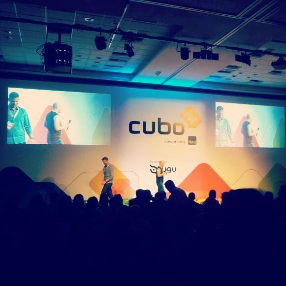 E abrindo o dia de palestras do #CuboConecta, o CEO da iugu, <a href="/patricknegri/">Patrick Negri</a>! #goiugu #empreendedorismo #brasil #inovação #evento