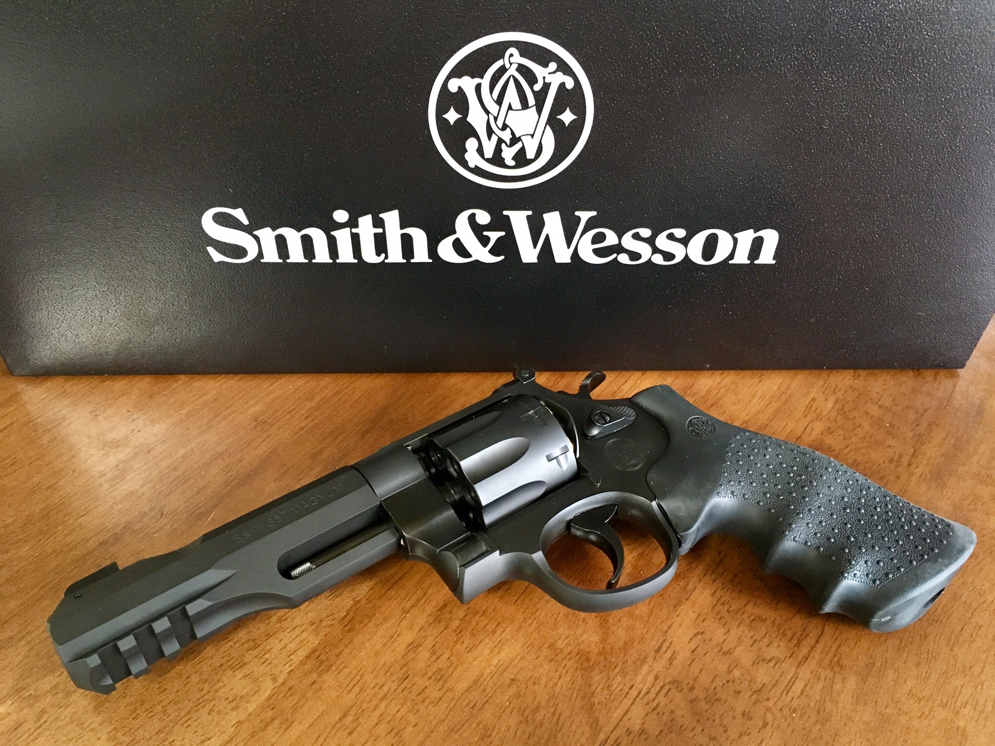 サーモン太郎 結局これ買っちゃいました S W M327 M P R8 5in タナカの初めて買った リボルバー やけどペガサスシステムってので16発入る 実銃はシリンダーに8発入るという珍しい形 フォルムがかっこいいすね モンキーバレットで試射してます
