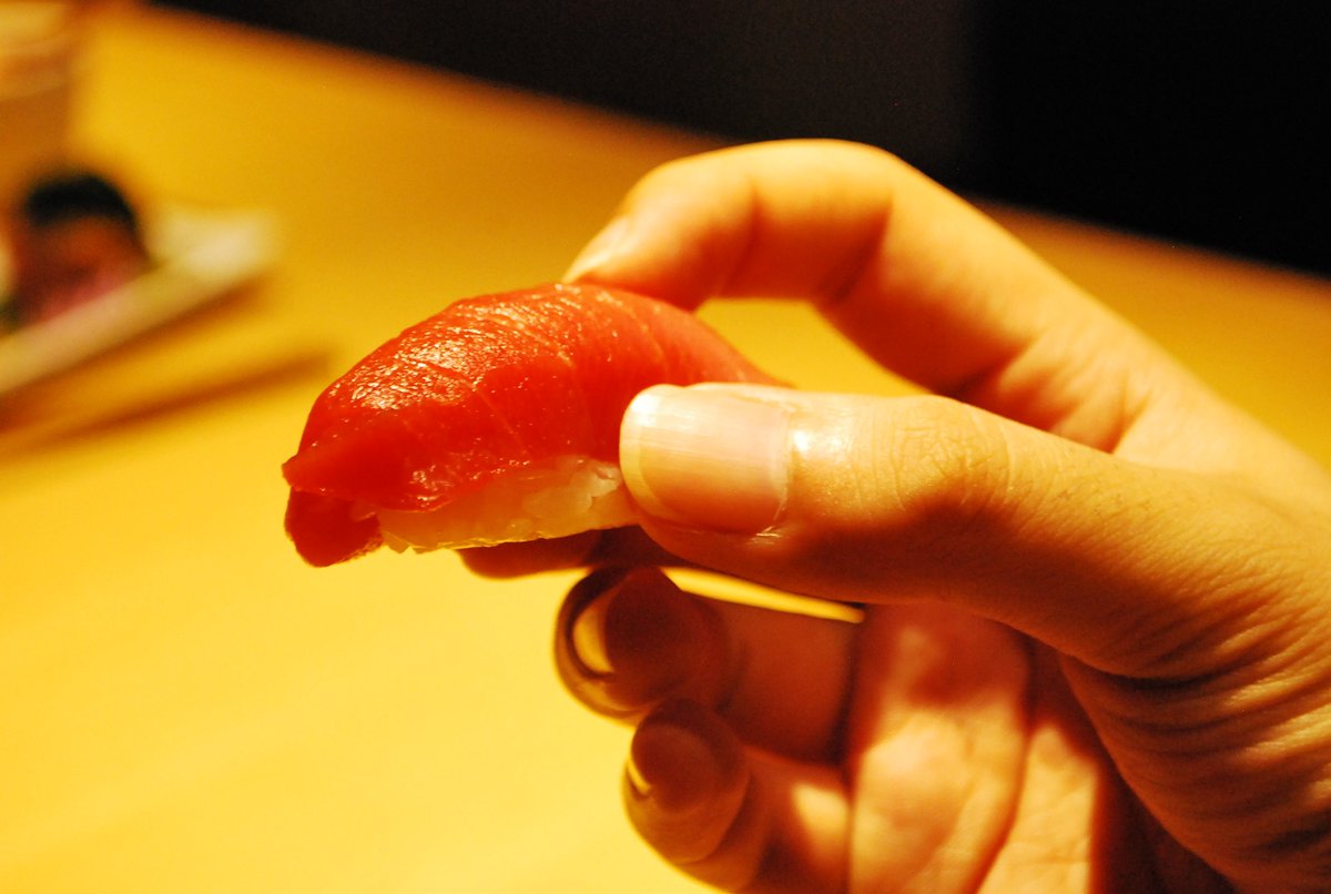 まずは鮪から。
軽くお醤油をつけて。
#広尾すし家 #渋谷 #マンション寿司
goo.gl/7MgYjn