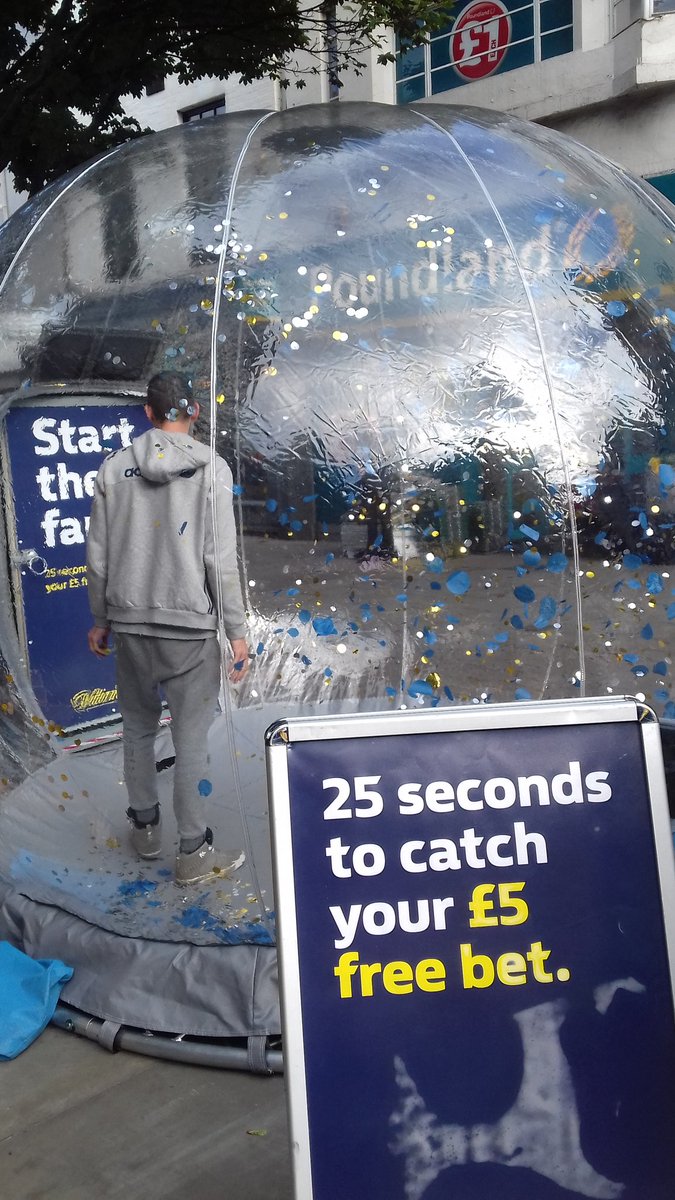 onelifeloveit's tweet photo. Find a gold coin get a fiver.......why wouldn't you have a go #StLegerFestival @WilliamHill @kimmcmurdo https://t.co/fpRYgX0qPV