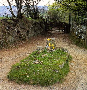 Kitty Jay's crossroad grave always has fresh flowers. See her story come alive dorchesterarts.org.uk/20-september-%… #folklorethursday <a href="/DorchesterArts/">Dorchester Arts</a>
