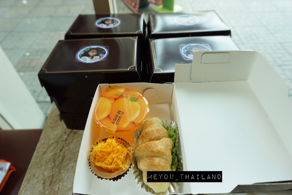 meuthailand's tweet photo. [💜] ได้ส่งมอบ Food Support แก่วิคตอเรียและทีมงานเรียบร้อยแล้วนะคะภารกิจลุล่วง ทีมงานวิคตอเรียใจดีมากค่ะช่วยเราเต็มที่ https://t.co/GqirnPr3YN