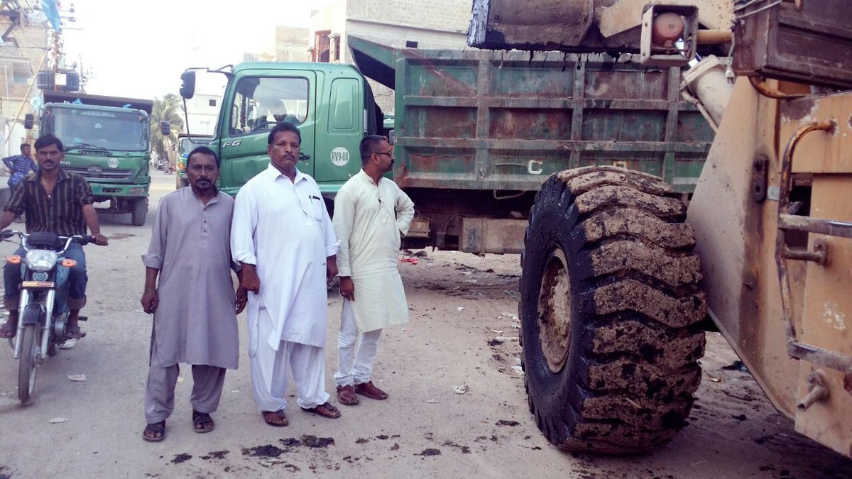 SAmmarAbbasN's tweet photo. #UC09 New Karachi Town lifting Garbage with the help of @DMCCENTRALINFO Chairman @MRehanHashmi area ppl are also appreciate of #DMCCentral https://t.co/gwnXEDh6Cm