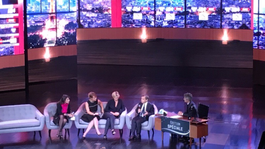 a2linefrancois's tweet photo. #confNext sur la scène du Lido avec @alainweill @MaitenaBiraben et Anna Cabana https://t.co/jMFVeU5uwW