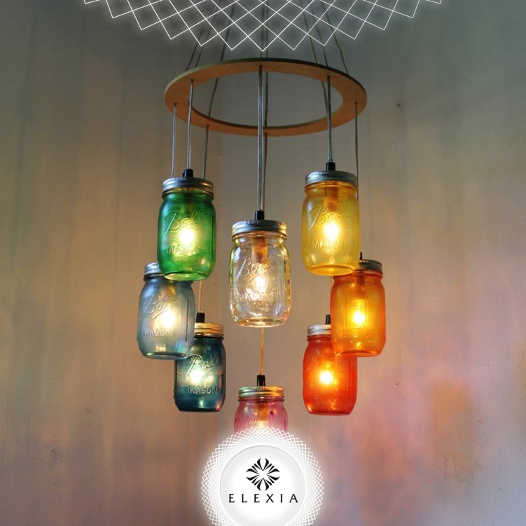 Çöpe atılacak kavanozları, avizeye dönüştürüp evinizde hem sıra dışı hem de şık bir görünüm yaratabilirsiniz.