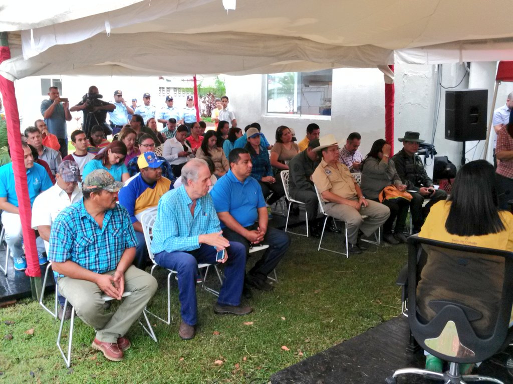 FrnsEdobolivar's tweet photo. [ENVIVO] #GobiernoAlDía417 @rangelgomez "Bolívar tiene potencial para ser el primer estado productor de leche y carne" #RangelDejandoHuellas https://t.co/OIN3buipHP