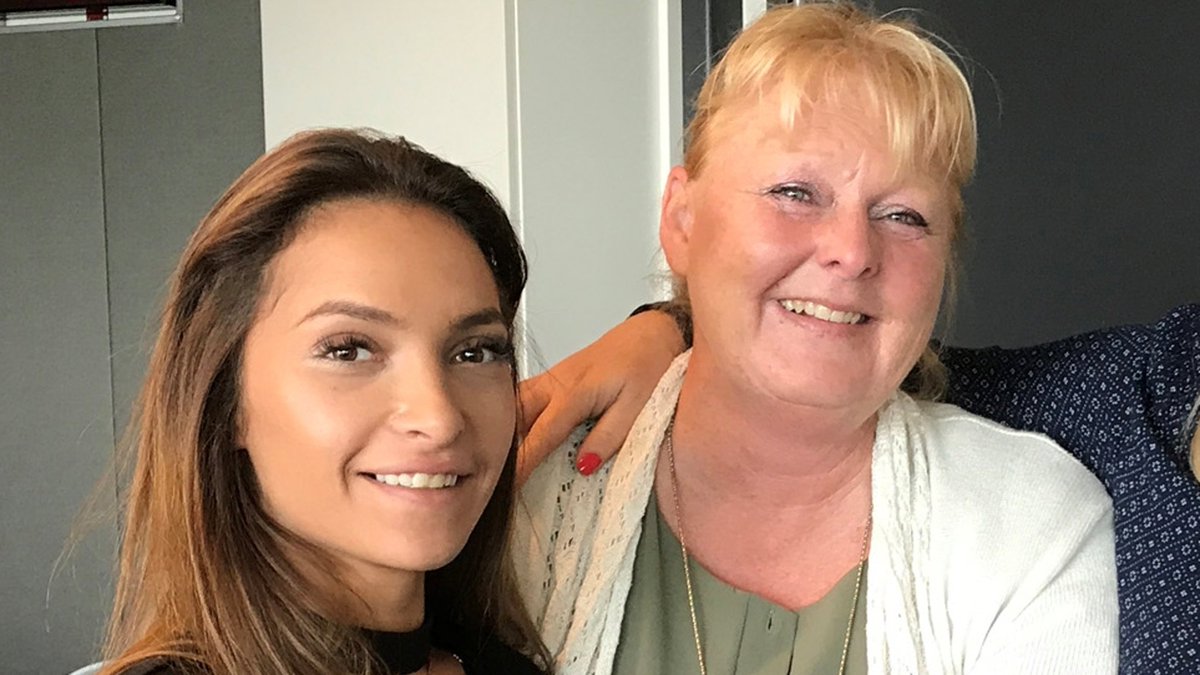 MBlidberg's tweet photo. Se det gripande mötet mellan spårvagnsföraren Marianne som hjälpte Gabriella undkomma två män som ofredade henne. https://t.co/NeskyIZaGw https://t.co/ecJygvwi3c