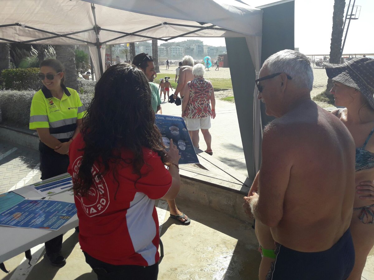 AjuntamentSalou's tweet photo. #Salou posa en valor el medi ambient amb un taller gratuït per a la ciutadania  a les platges #Servitur #ProteccioCivil https://t.co/dC5n1eAxWc