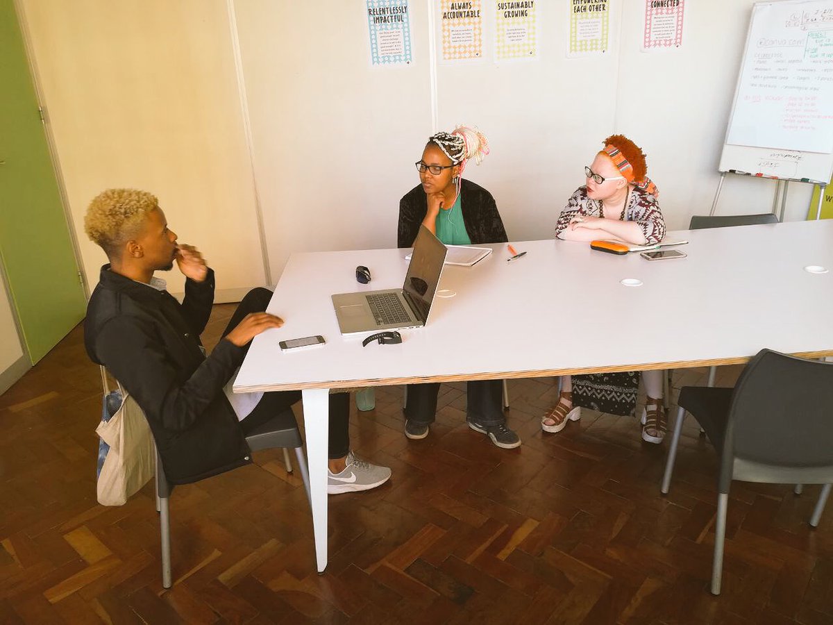 Morwesi_Ndlovu's tweet image. @v3ryc00lt1m3 joins @LiveMagSA trainees today to talk about his role @10and5 as managing editor...and more...🙌🏽 Welcome Tiger!!