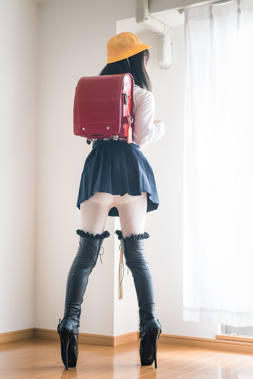 すちうる on Twitter: "サイハイ丈のバレエブーツを履いて自由を奪われている白タイツ制服ミニスカート赤ランドセル小学生女子ぼくです。…