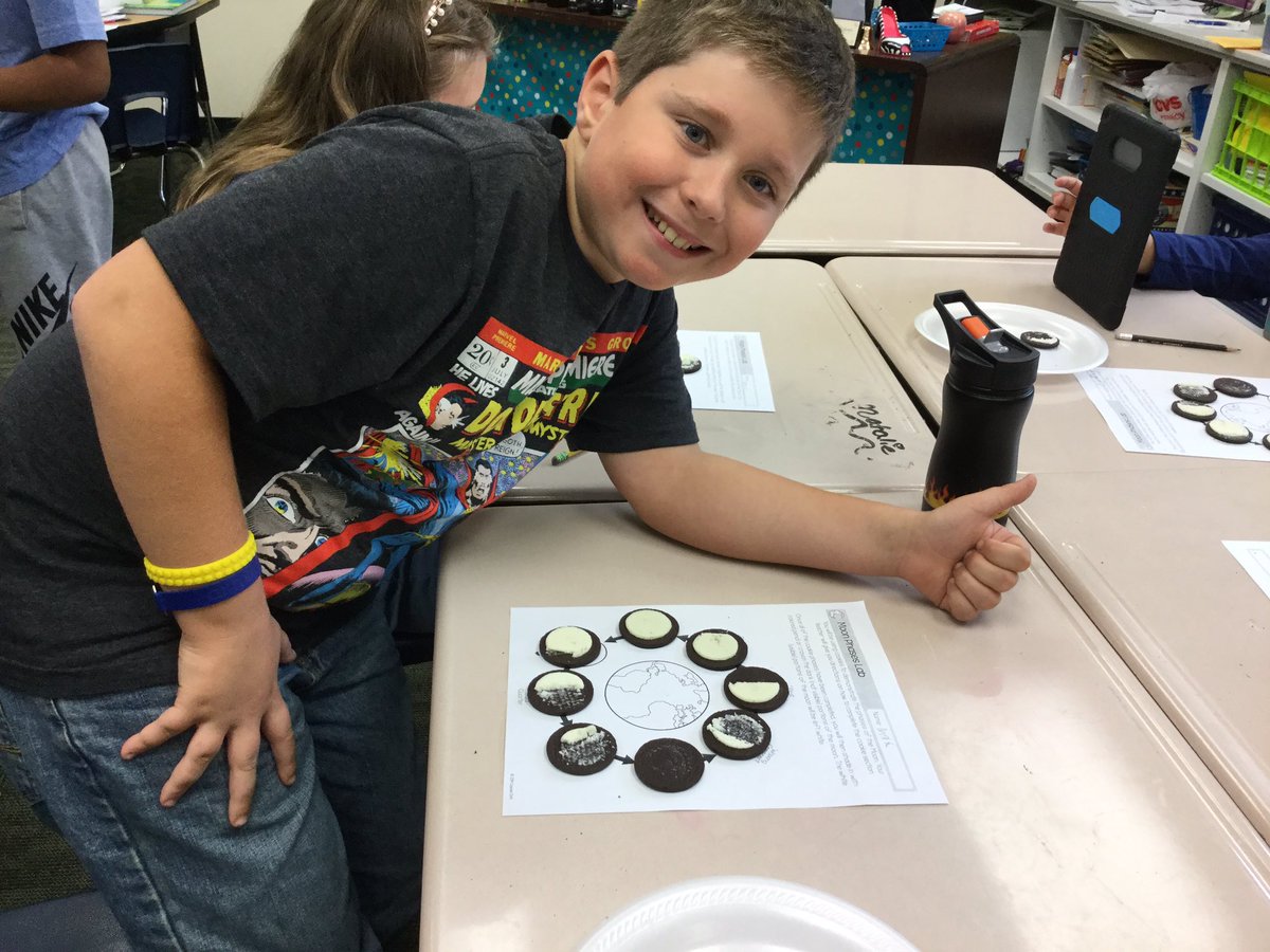 Gard5thGrade's tweet photo. This is Mrs.Gard's classes....OREO MOON PHASES!😃 #YESTIGERS180 https://t.co/iT25WcRLKv