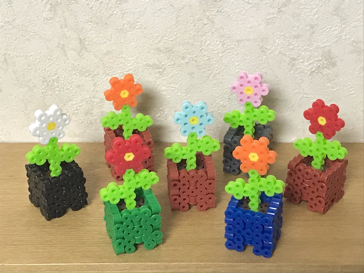 Sappoi さっぽい 癒しが欲しくて パーラービーズで植木鉢に咲いた花を作ってみました 植木鉢と花の部分の色を変えたら 色とりどりになって華やかです 展開図も載せてますので 皆さんも花のある生活してみてください 花の部分は六角形のプレートを