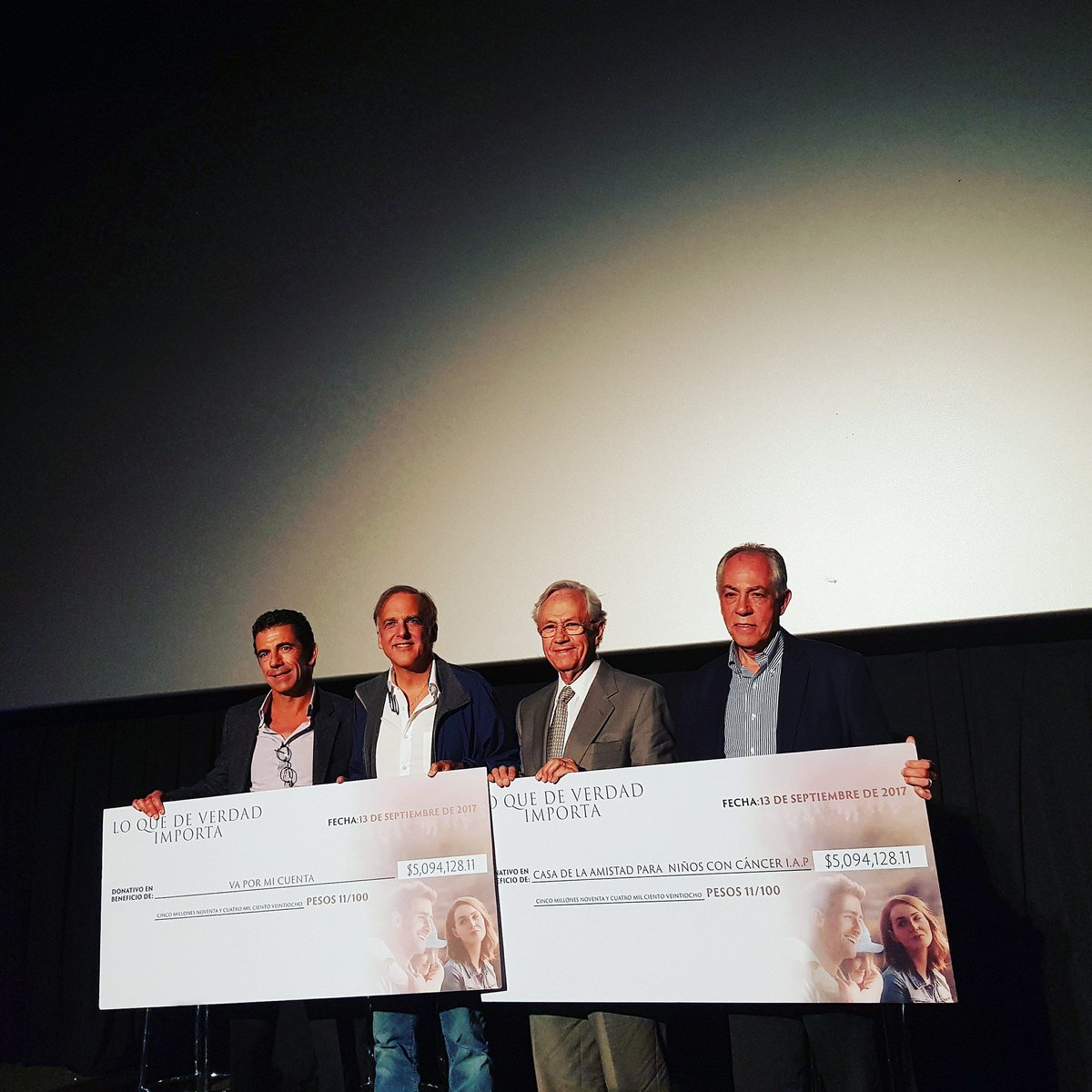 Ayer, en México, @pacoarango entregó un gran donativo (500.000€) a las dos causas de la película @lqdvi_mx: @CasadelaAmistad y @VaXMiCuenta