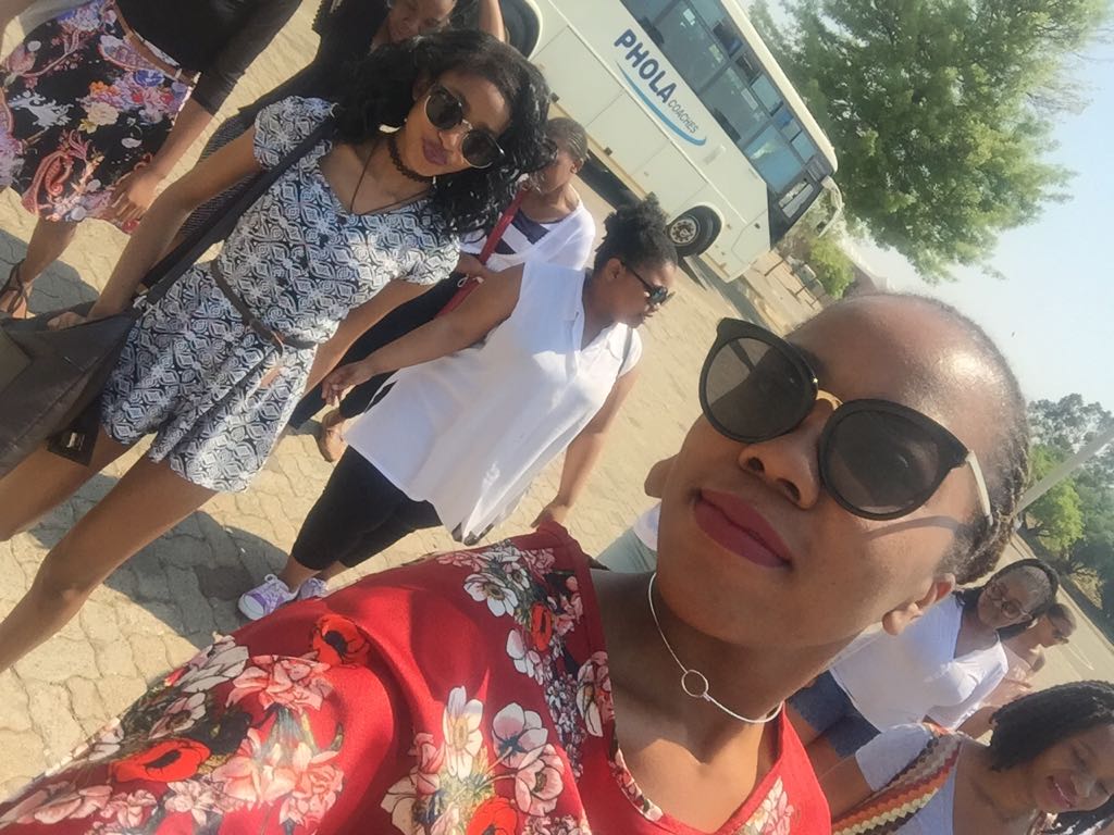 HallMedhurst's tweet photo. Look at them!
Fun! Fun! Fun!
Creating some mementos with sisters
#DivasAdventure
#GoldReefCity https://t.co/xWWnQ0jhdS