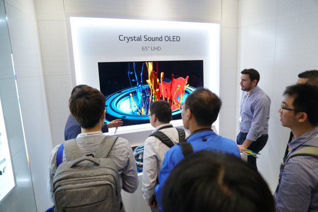 DisplayWeek's tweet image. #TBT to wow-worthy displays like this at #DisplayWeek17 We can&apos;t wait to see what exhibitors bring next year for #DisplayWeek18