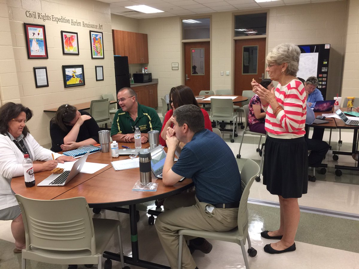 smithno2's tweet image. Teacher Feature in TailGator - Margaret Tesh leading Critical Thinking and problem solving #wearecrew #rubic4.0 #LearningIsActive