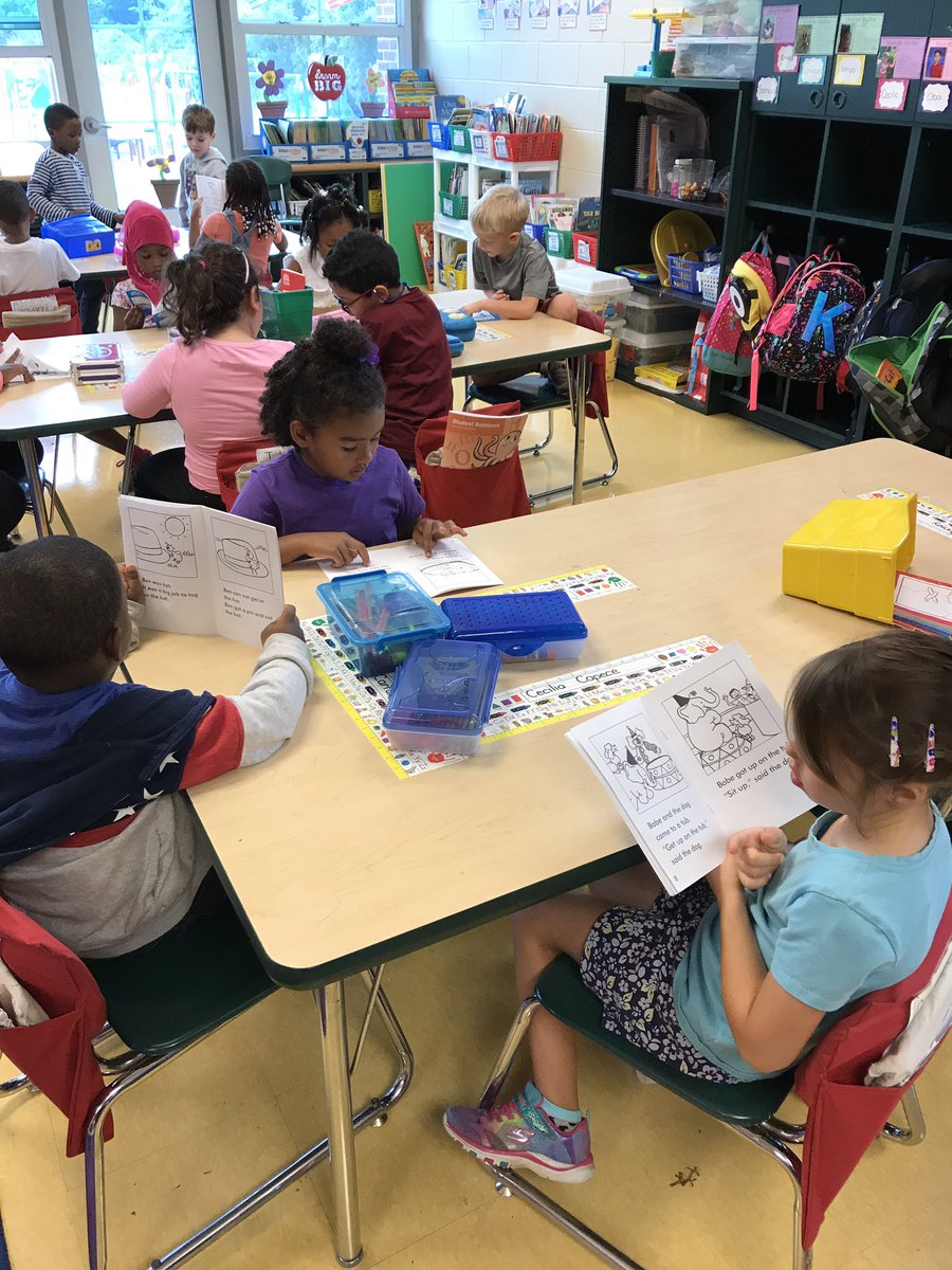 Mrs_Perrone's tweet photo. Today we learned how to choose "just right" books during reader's workshop. https://t.co/JivVSjb0fp
