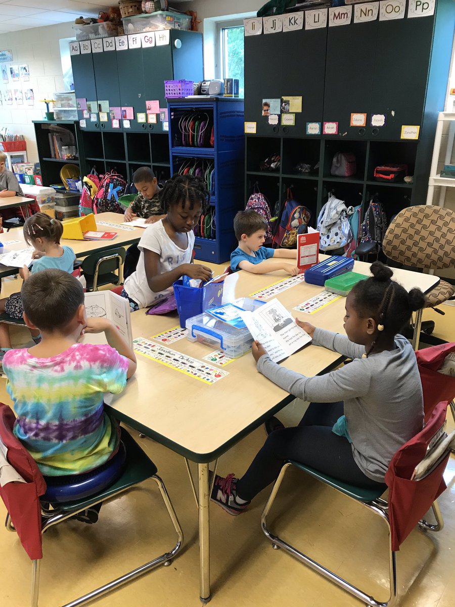 Mrs_Perrone's tweet photo. Today we learned how to choose "just right" books during reader's workshop. https://t.co/JivVSjb0fp