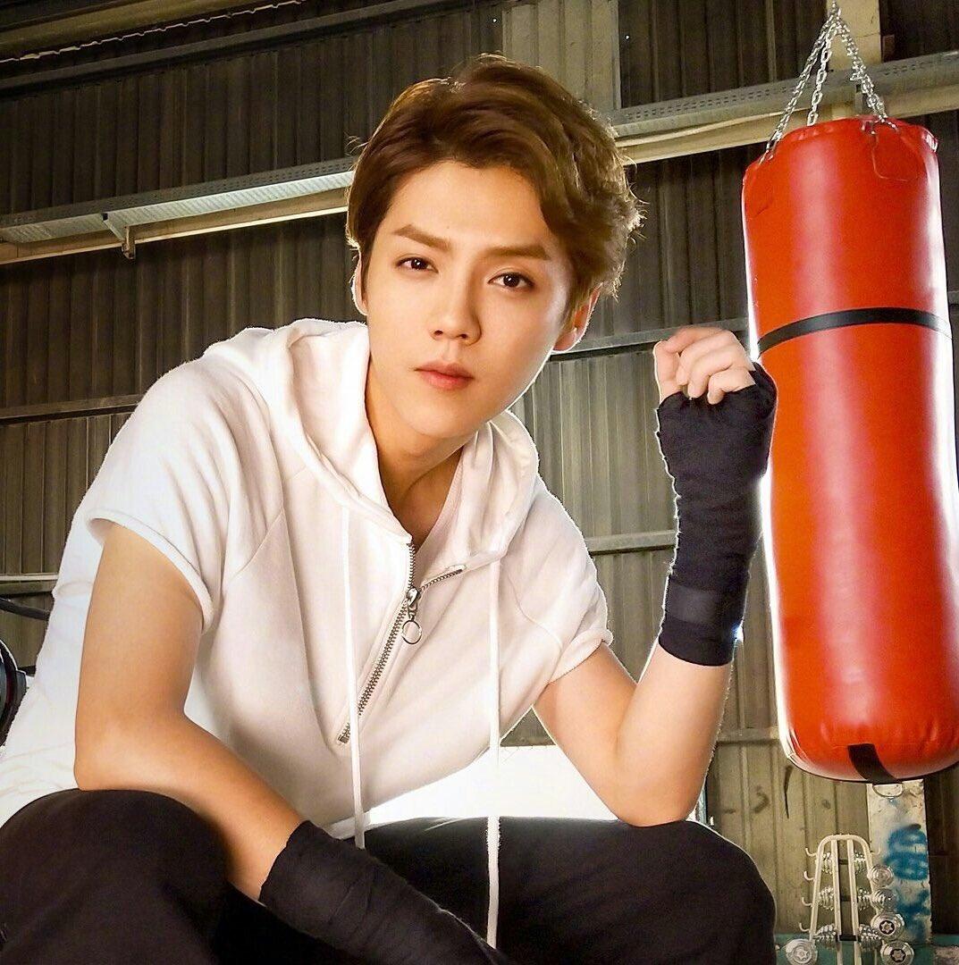 sweetieyouluhan's tweet photo. อยู่กับพ่อ VS อยู่กับเพื่อน ๆ แก๊งผีเสื้อราตรี https://t.co/AyxjHpr7WM