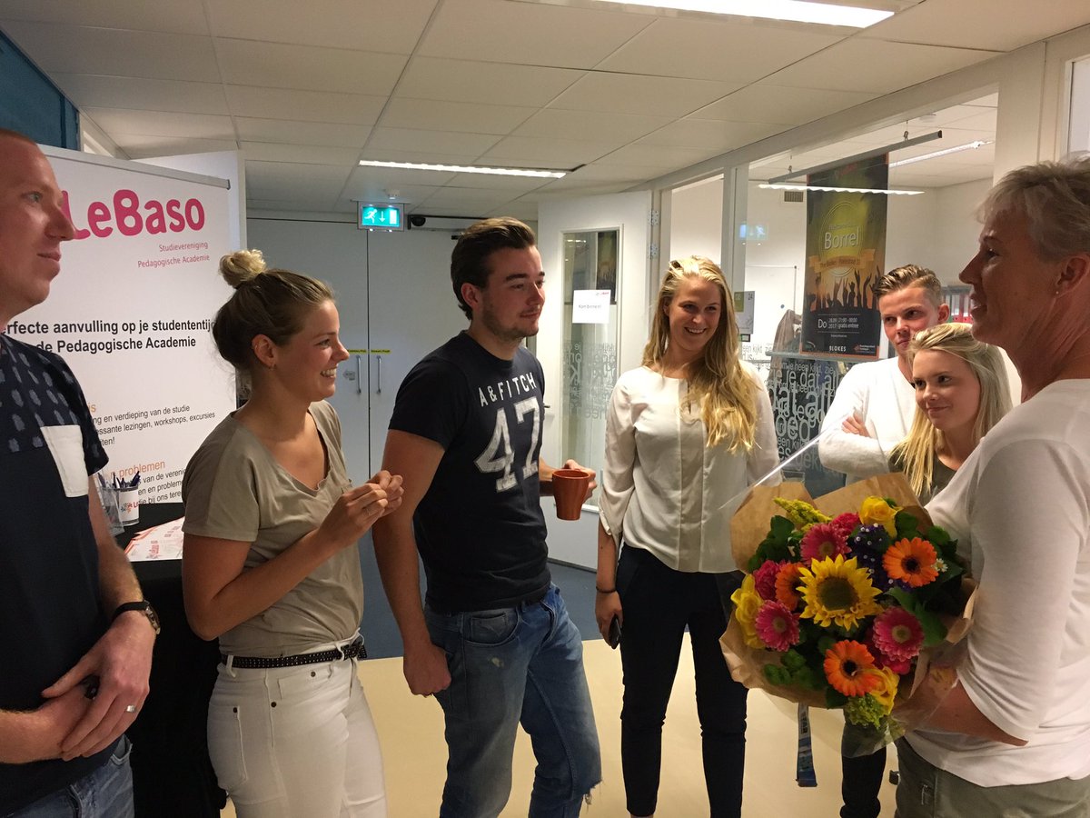 muhonenNL's tweet photo. Award voor de manager meest ingezet heeft voor de actieve studentengemeenschap naar teamleider Paula Smit @HanzePA #ssa #labaso #zoterecht https://t.co/Ci5ia5DD7A