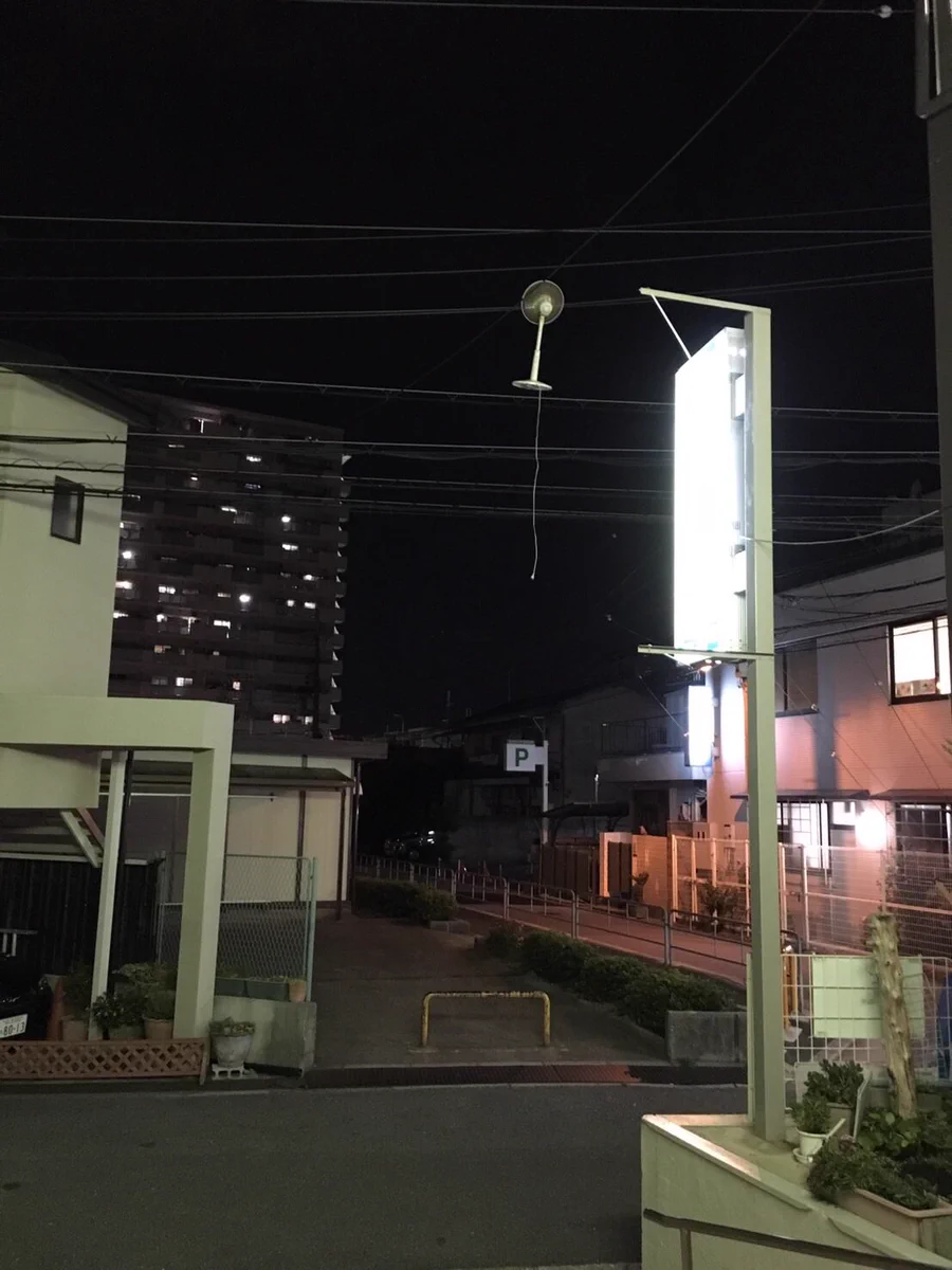 どういう状況？ww電線の上に扇風機が置いてある状況見たら誰でも笑うww