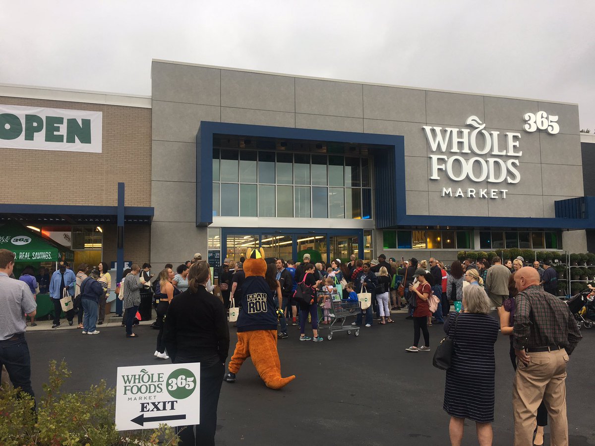 AkronOhioMayor's tweet photo. Welcome to the neighborhood @365byWholeFoods! Offering healthy foods at affordable prices. Now open, be sure and check it out! #Akron365 https://t.co/e3hBZDTobr