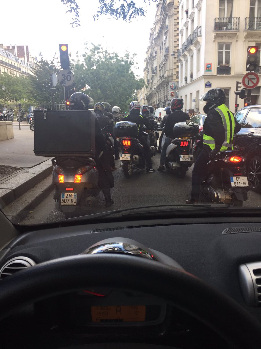 ZeDoc5's tweet image. Le gang des scooters est de retour #paris #pollution #scooter #doc #zedoc5 #france #voiture #bouchon #perioherique #circulation #moto