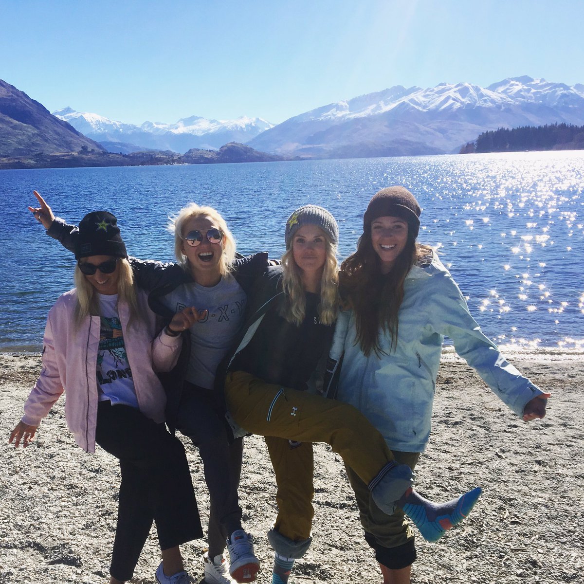 Throwback to this beautiful place with these beautiful ladies 🌸 #LakeWanaka #NewZealand #chickas