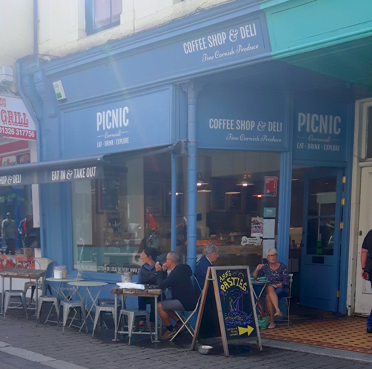 8_wire's tweet photo. Always nice to see a bit of our branding work when out and about at lunch in @FalmouthTownUK – still looking great @picniccornwall #30days https://t.co/iMo3HJX54R
