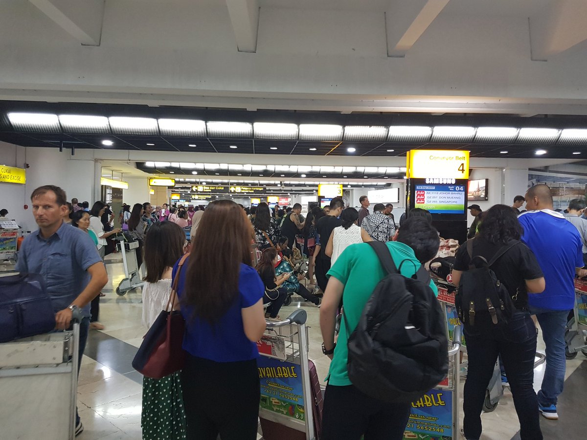 jerryjer001's tweet photo. @contactap2 ini bagaimana ya? Koq bisa 3 flights bagasi nya dalam 1 conveyer belt yg sama? Sampe numpuk loh orang2nya https://t.co/N9MF754YI8