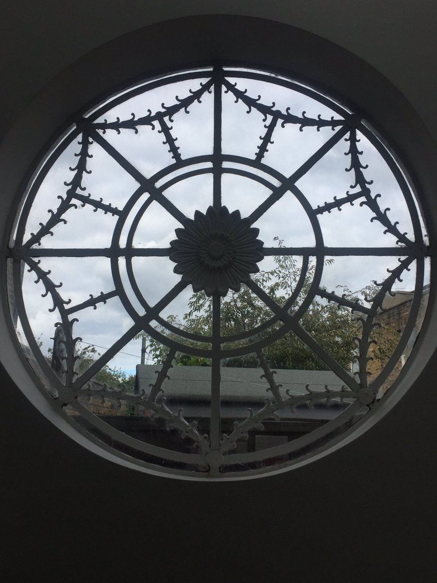 Edingtonsltd's tweet image. Love this quirky window in this flat in Fulham #clienttour