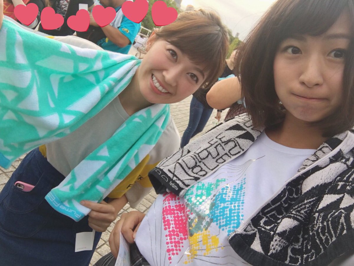 稲富菜穂 Auf Twitter みかんちゃんとスタンディングでジャンピングしてきた 始まる前のワクワク顔と終わった後のやりきった顔 ホルモン最高 Perfume最高 本当に最高でした Perfumefes