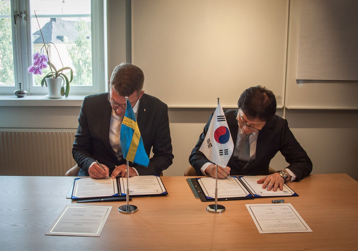Forsvarshogsk's tweet photo. Sveriges och Sydkoreas försvarshögskolor fördjupar nu sitt samarbete. Viktigt avtal undertecknades igår. https://t.co/Q3x4Pd7yE1 https://t.co/0VJoTkNNix