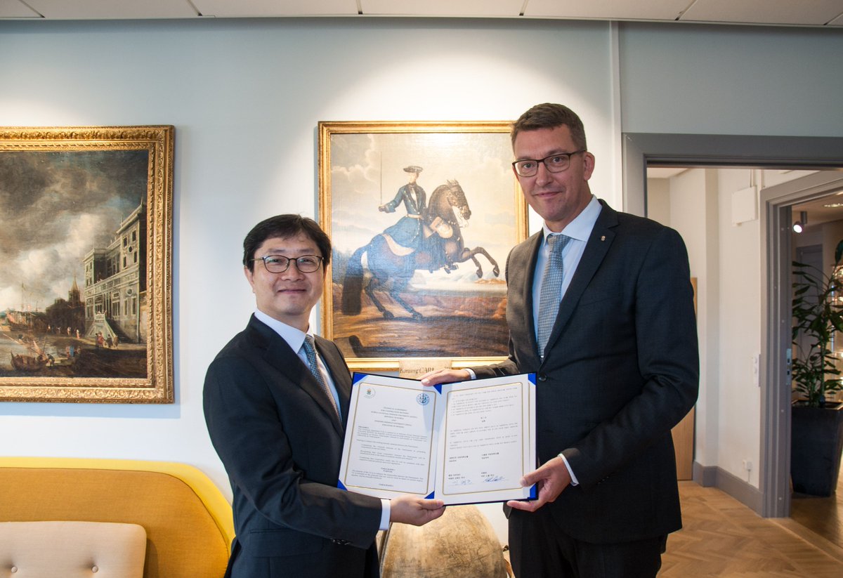 Forsvarshogsk's tweet photo. Sveriges och Sydkoreas försvarshögskolor fördjupar nu sitt samarbete. Viktigt avtal undertecknades igår. https://t.co/Q3x4Pd7yE1 https://t.co/0VJoTkNNix