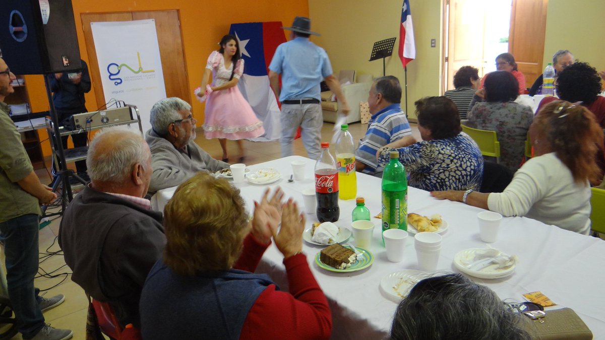 ClaudioSazo1's tweet photo. Ayer en el Cram de Mejillones con el voluntariado de GNLM atendiendo a los adultos mayores celebrando  18 chico https://t.co/2eGwEUx3kc